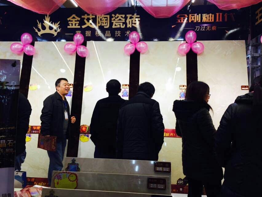 217永信贵宾会瓷砖工作人员与顾客交谈