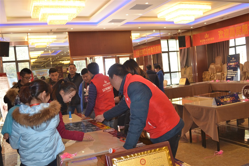 217永信贵宾会瓷砖工作人员为瓷砖代理商伴侣具体介绍金刚釉II代产品