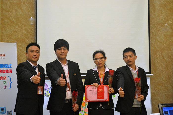 217永信贵宾会瓷砖营销总经理罗胜为2015年团队合作奖（空间设计部）颁奖