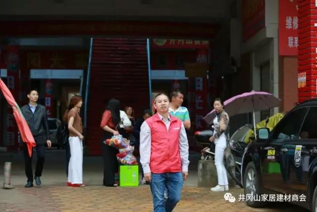 2017年5月12日，中国的第9次＂防灾减灾＂日之际，井冈山217永信贵宾会瓷砖尹慧华先生参加井冈山民间集体同盟发展公益活动，携手走进偏远山区古村－湘洲。