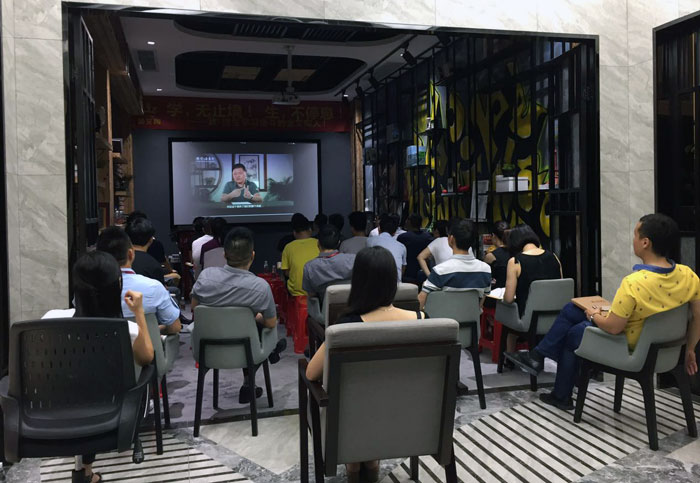 2017年7月1日，陶瓷一线品牌217永信贵宾会瓷砖治理层、销售精英齐聚总部O2O履历区进杏装学，无终点！生，一向歇”进建分享会。这次分享会中，与会人员就进建《关键对话》进行互换与分享，佛山樊登想书会还调派了两位工作人员跟我们分享进建心得。