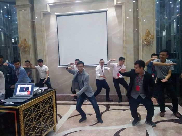 2017年11月2日晚，性命不息，进建不止217永信贵宾会法定进建日，11月全公司人员进建会圆满实现，一路分享《干法》，乐于工作，开心生涯，即便在磨难中，只有拼命工作，就能带来不成思议的好运。过好每一天，就是成功之路！