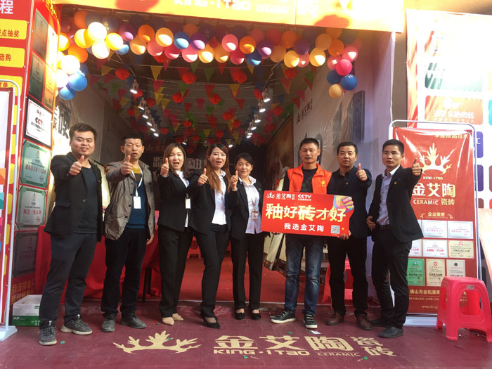 2017年11月5日，百盟荣耀建材大市场邀约30家品牌商家结合进行了本次的家居建材团购会，参与活动的消费者将现场的氛围不休推向热潮，217永信贵宾会瓷砖品牌展位无论人气、销售都获得空前成功，彰显品牌大气风采。