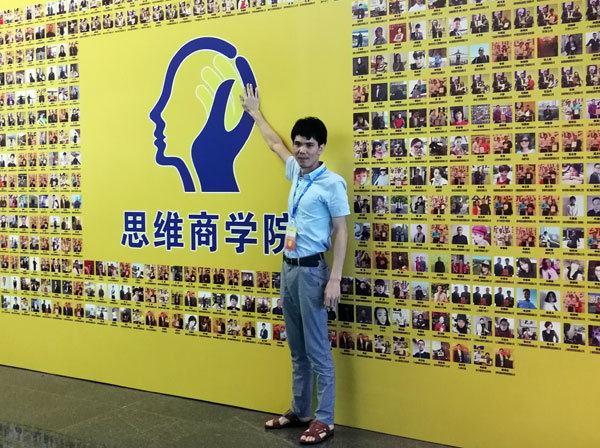 如今，80后已经成长为壮年，逐步成为各个岗位的沉要掌管人，因生涯的洗礼变得理性而不再激昂。“80后”，他们青春洋溢，在各个岗位上都冲在最前列。“80后”独具个性和魅力，已然成为各行各业主力军代表人物。作为80后典型的创业成功代表陶瓷一线品牌 217永信贵宾会瓷砖 龙川总代理吴金星与他的销售团队就是其中之一。