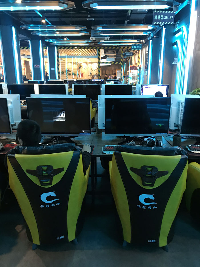 217永信贵宾会现代仿古砖案例:别说了，一路去这个1000方的网咖开黑！