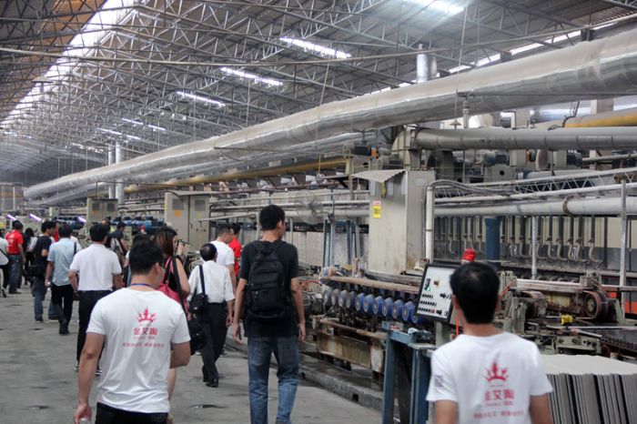 媒体记者团参观217永信贵宾会瓷砖肇庆出产基地