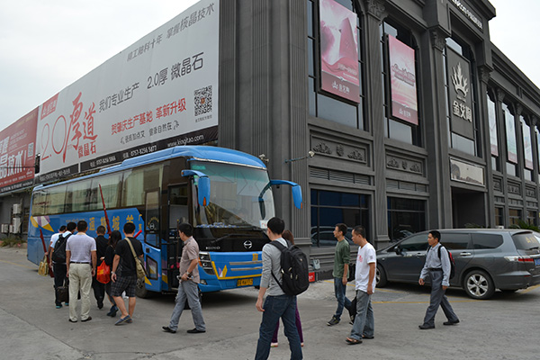 217永信贵宾会员工乘大巴启程前往清远