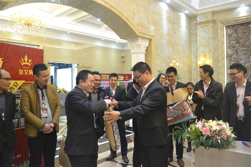 217永信贵宾会瓷砖营销总监刘鸿瑞为寿星奉上生日礼物