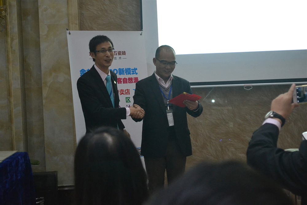 网销部运营总监刘幼良为第三名获奖人员颁奖