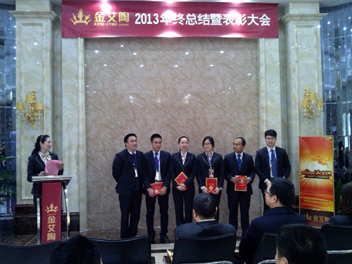 营销总经理罗胜为优良员工颁奖