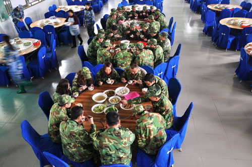 在食堂用餐，10分钟要吃完哦